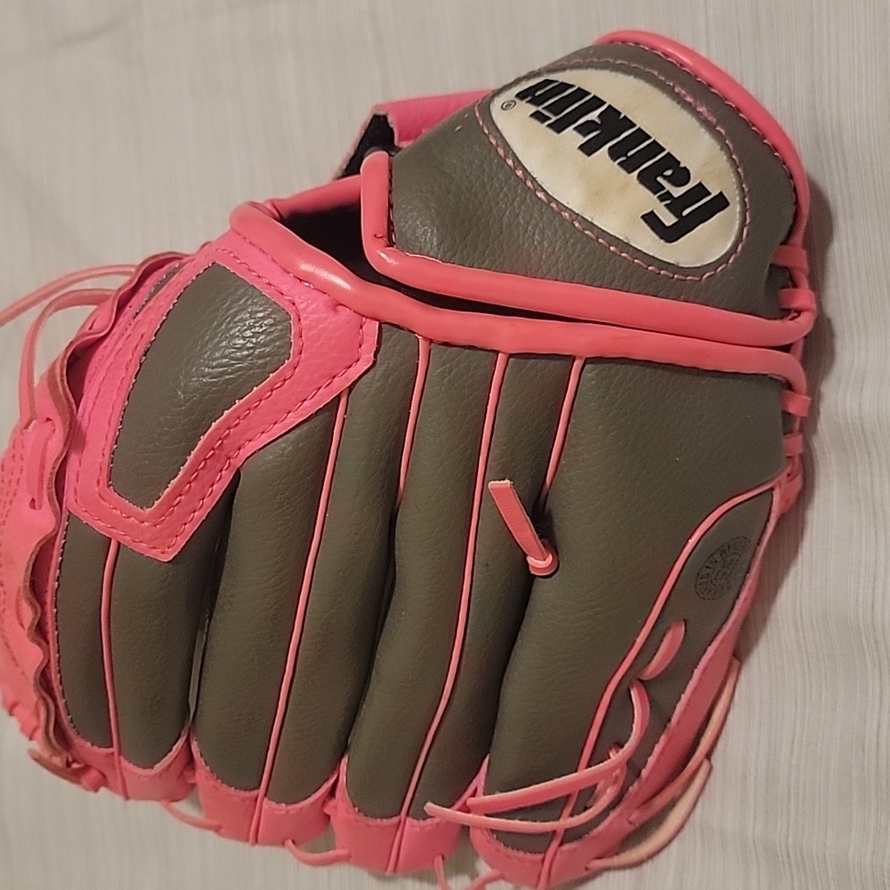 Girl pink softball glove. 22700-10 1/2
